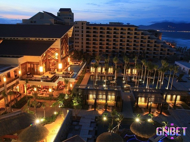 Crown Casino có vị trí đắc địa tại trung tâm Đà Nẵng và gần biển