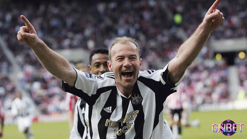 Alan Shearer là cầu thủ ghi bàn nhiều nhất Euro trong top 3 với 7 bàn thắng trong 9 trận