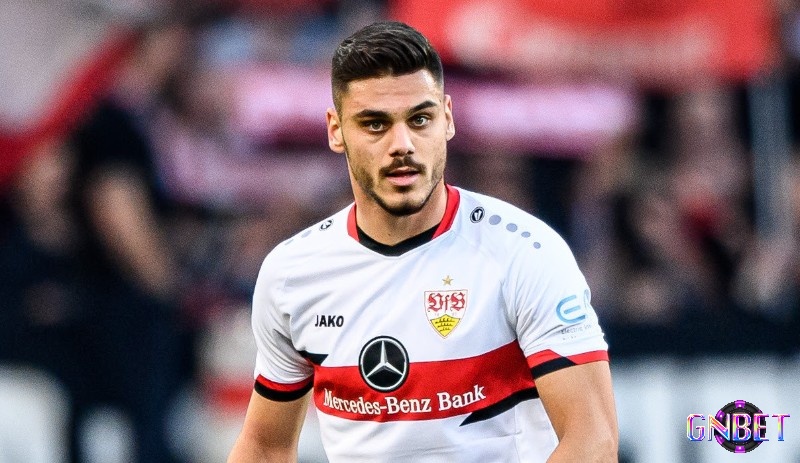 Konstantinos Mavropanos là một trong những hậu vệ hay nhất Bundesliga