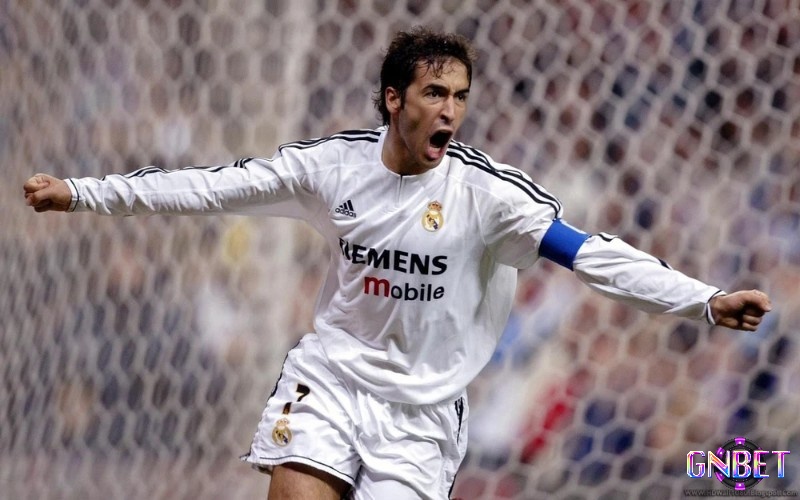 Raul thi đấu xuất sắc và dành nhiều danh hiệu cùng CLB Real Madrid